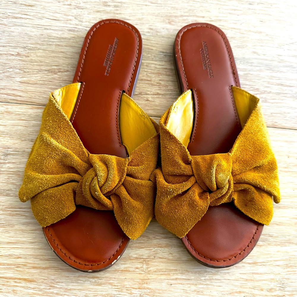 AMERICAN EAGLE BOW SANDALS